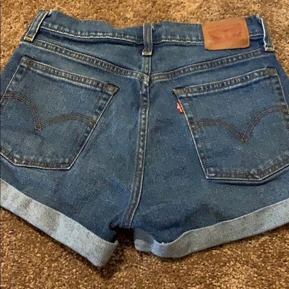 Levi Strauss high rise denim cuffed shorts. Size 28 - Picture 6 of 9